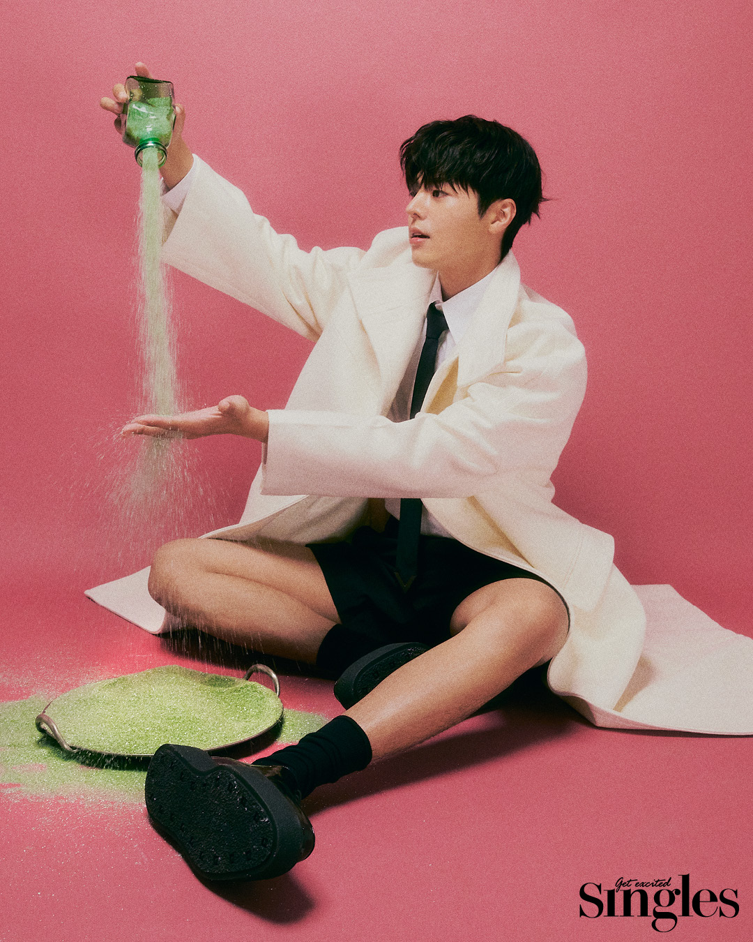 발렌티노의 셔츠, 쇼츠, 코트, 타이, 슈즈를 착용한 화보 속 려운의 모습